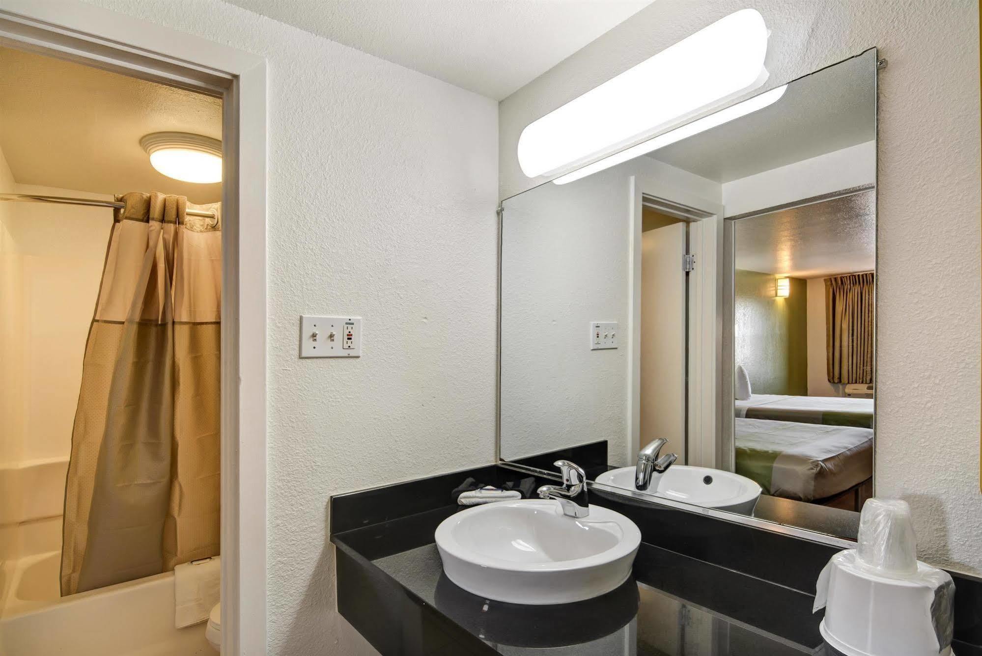Motel 6-Dallas, Tx - Forest Lane Dış mekan fotoğraf